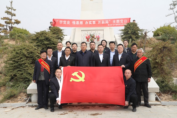纪念碑前宣誓.JPG