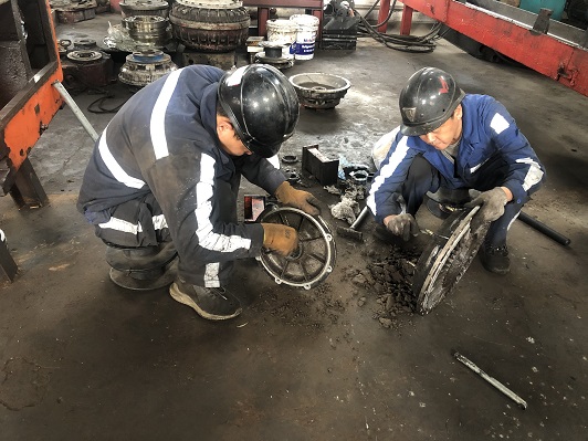 机修厂职工节日时代坚守岗位   刘小龙摄.jpg