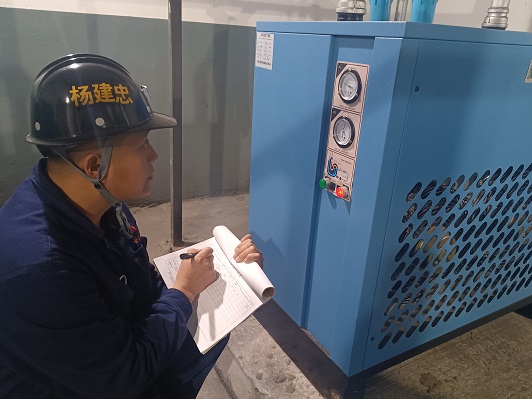 机修厂班组长核对锅炉装备数据    李兴旺   摄.jpg