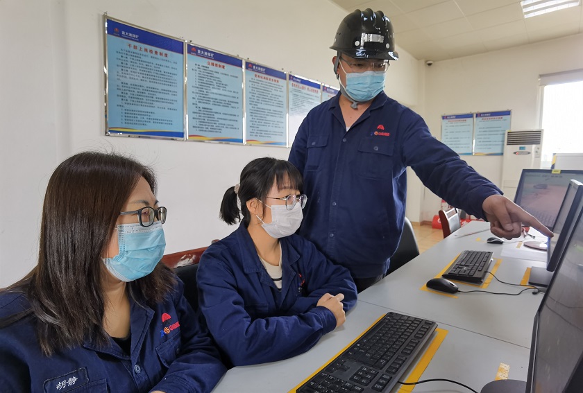 机修厂风井值班队干举行装备运行状态检查     王超   摄.jpg