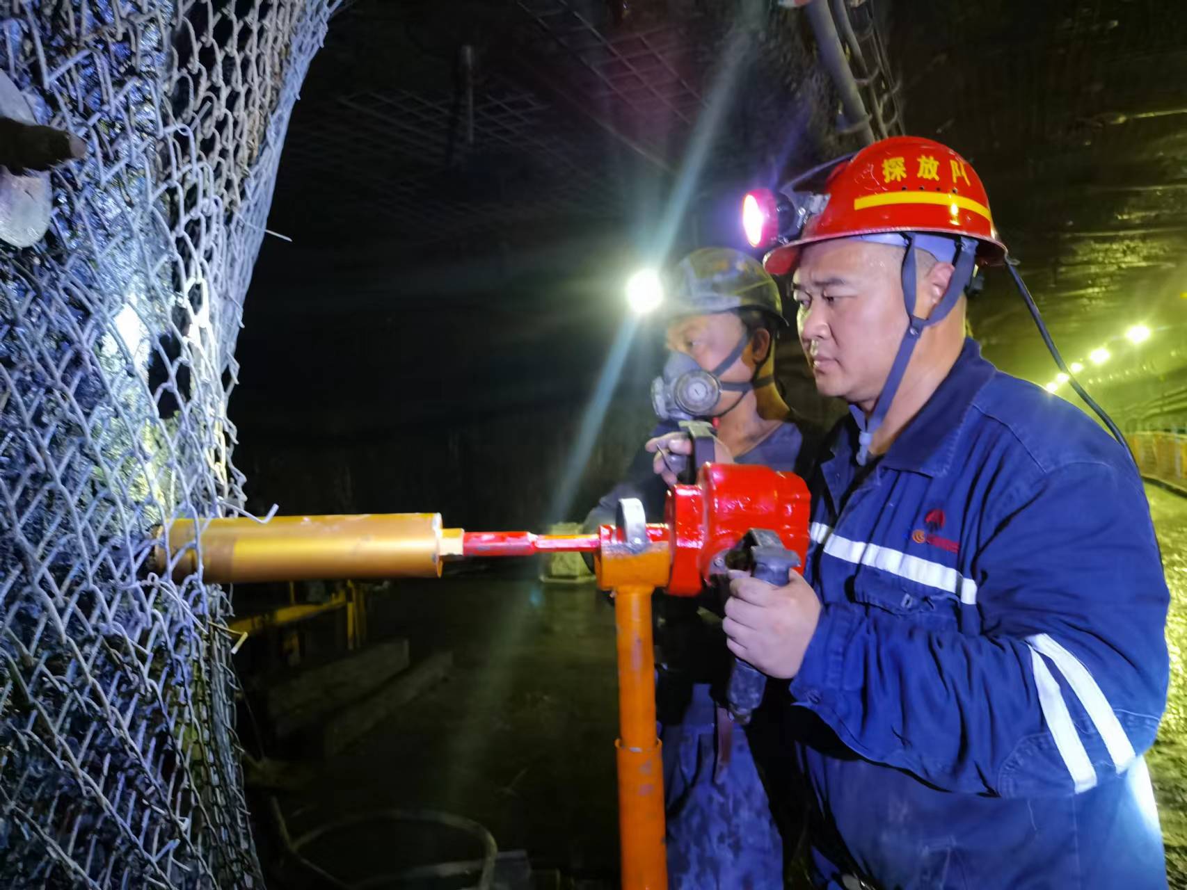 拍摄：任兴林  追随副队优点理隐患.jpg