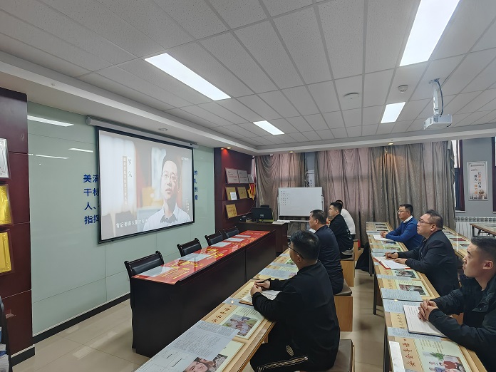 拍摄：任兴林  组织党员寓目《持续发力 纵深推进》专题片.jpg