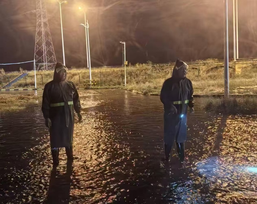 图一  该队认真人现场指挥6号蓄水池排水作业  运营公司选运队方辽辽  摄.jpg