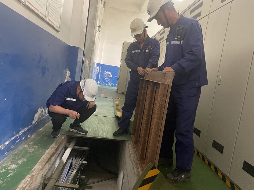 图四   排查隐患，，，确保清静 百乐博煤矿生产运营公司袁大滩选煤厂  万小波  提供.jpg.jpg