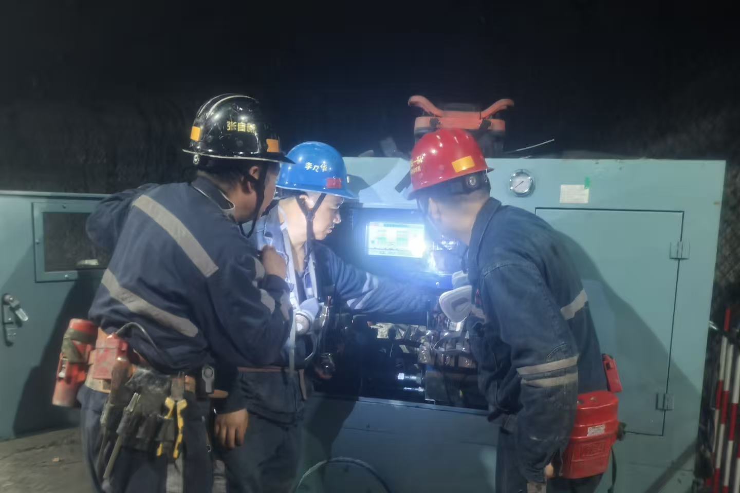 机电手艺员向班组长及职工教授电工知识.jpg